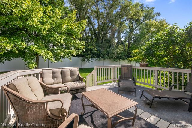8019 Springdale Drive, White Lake, MI 48386