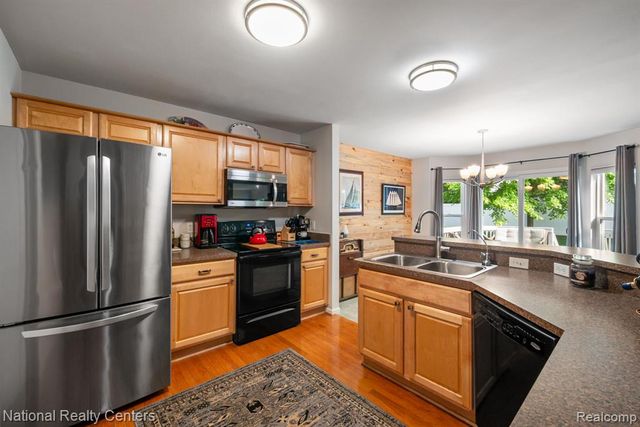 8019 Springdale Drive, White Lake, MI 48386