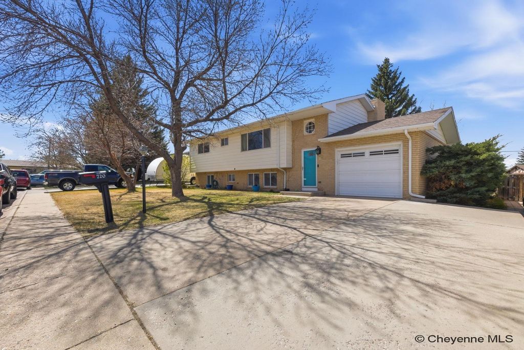 720 CARMON CIR, Cheyenne, WY 82001