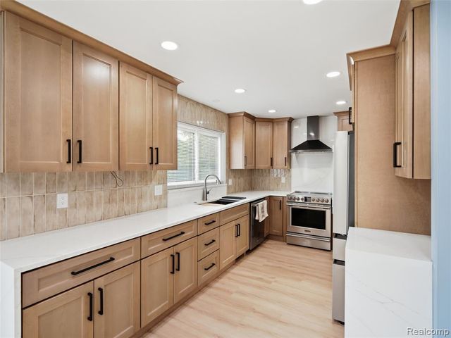 7020 Camelot Drive, Canton, MI 48187