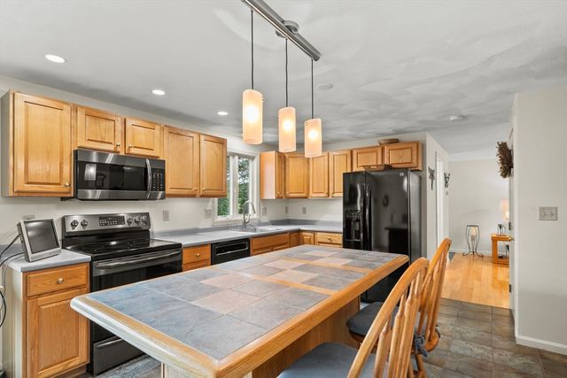 31 Emerald Dr, Lynn, MA 01904