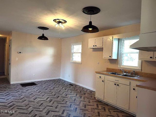 2805 East 6th Avenue, Big Stone Gap, VA 24219