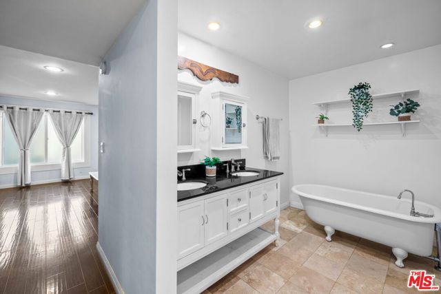 4050 Via Dolce 240, Marina Del Rey, CA 90292