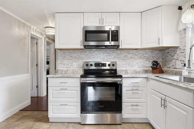 9 Tuttle Road, Bedford, NH 03110