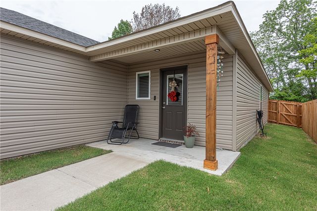 2420 E Illinois Alley, Fayetteville, AR 72701