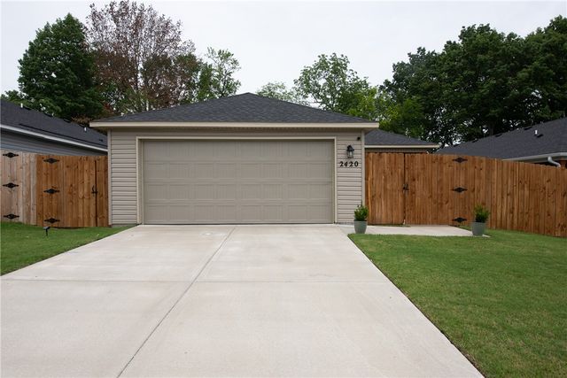 2420 E Illinois Alley, Fayetteville, AR 72701