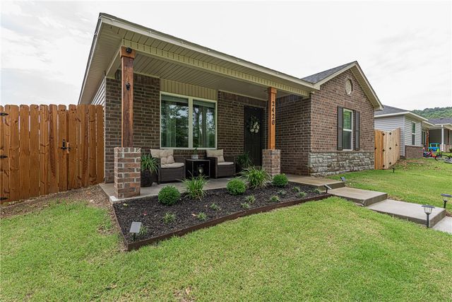 2420 E Illinois Alley, Fayetteville, AR 72701