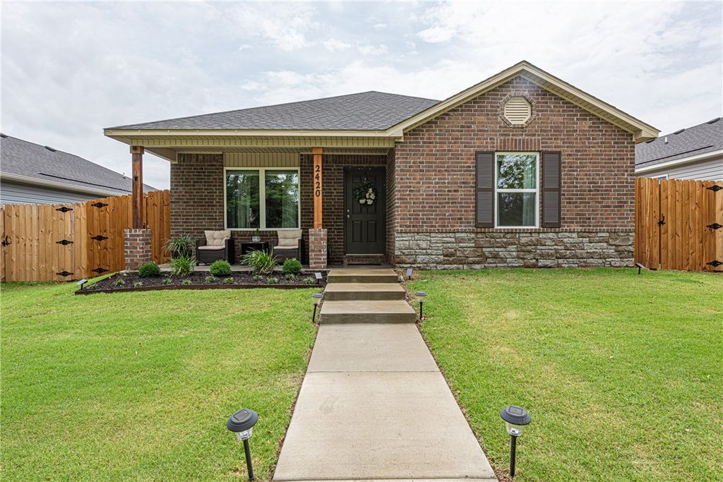 2420 E Illinois Alley, Fayetteville, AR 72701