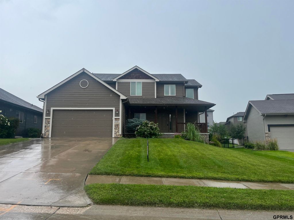 8507 S 106 Street, La Vista, NE 68128