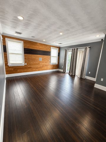 996 Walnut St, Fall River, MA 02720