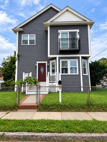 996 Walnut St, Fall River, MA 02720