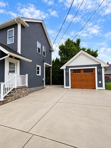 996 Walnut St, Fall River, MA 02720