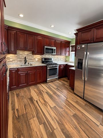 996 Walnut St, Fall River, MA 02720