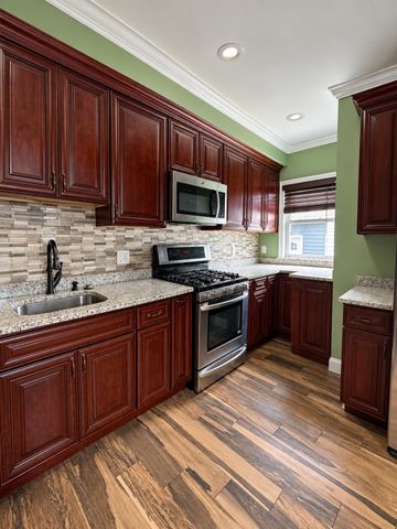 996 Walnut St, Fall River, MA 02720