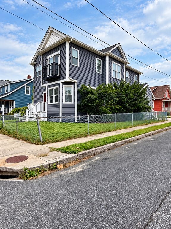 996 Walnut St, Fall River, MA 02720