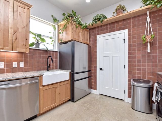 114 E Keomuku LN, Bastrop, TX 78602