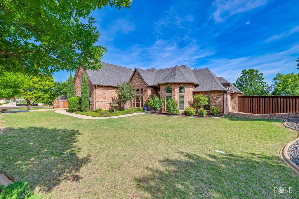 Image 3 of property listing at 6005 Kingsbridge Drive, San Angelo, TX 76901