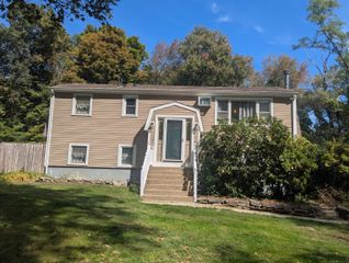 38 White Plains Road, Norwich, CT 06360