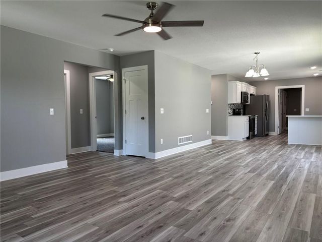 4909 S Creek Woods Drive, St Joseph, MO 64507