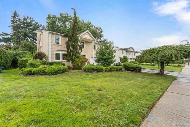 418 Old Courthouse Rd, Manhasset Hills, NY 11040