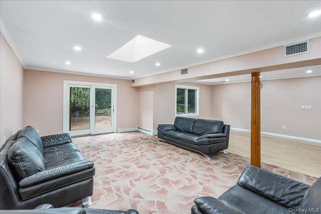 418 Old Courthouse Rd, Manhasset Hills, NY 11040