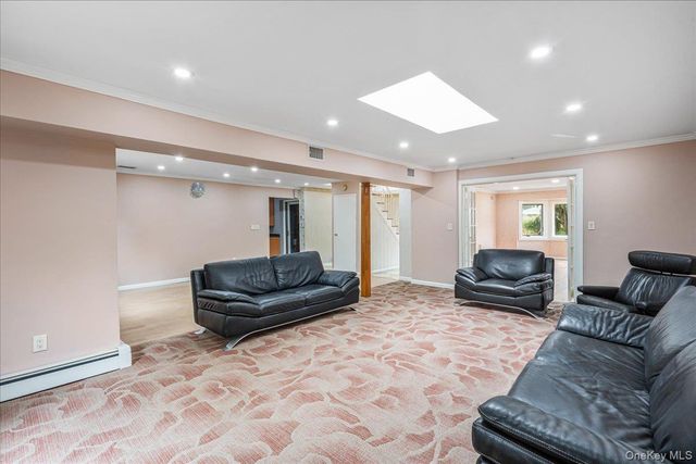 418 Old Courthouse Rd, Manhasset Hills, NY 11040