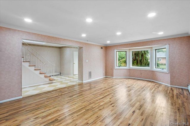 418 Old Courthouse Rd, Manhasset Hills, NY 11040