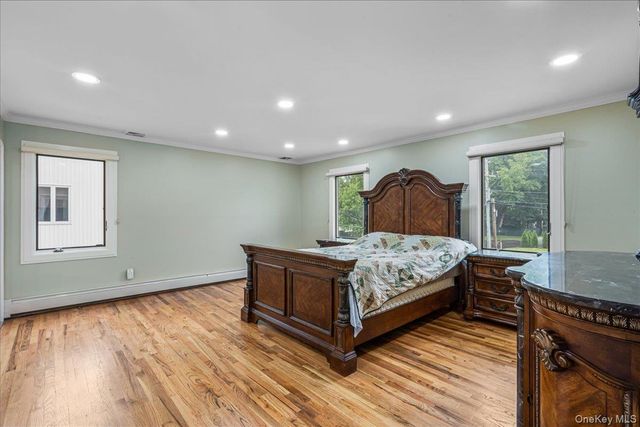 418 Old Courthouse Rd, Manhasset Hills, NY 11040