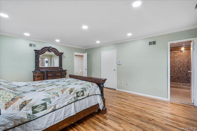 418 Old Courthouse Rd, Manhasset Hills, NY 11040
