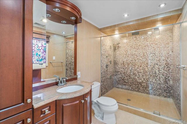 418 Old Courthouse Rd, Manhasset Hills, NY 11040