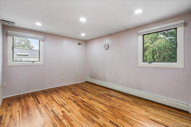 418 Old Courthouse Rd, Manhasset Hills, NY 11040