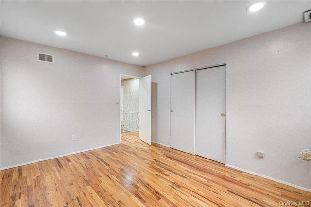 418 Old Courthouse Rd, Manhasset Hills, NY 11040