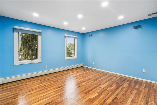 418 Old Courthouse Rd, Manhasset Hills, NY 11040