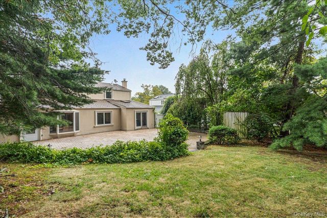 418 Old Courthouse Rd, Manhasset Hills, NY 11040