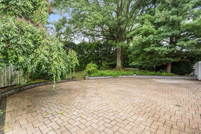 418 Old Courthouse Rd, Manhasset Hills, NY 11040