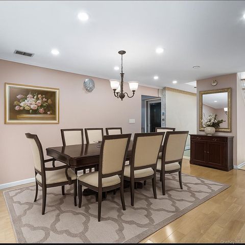 418 Old Courthouse Rd, Manhasset Hills, NY 11040