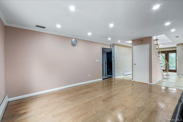 418 Old Courthouse Rd, Manhasset Hills, NY 11040