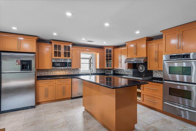 418 Old Courthouse Rd, Manhasset Hills, NY 11040