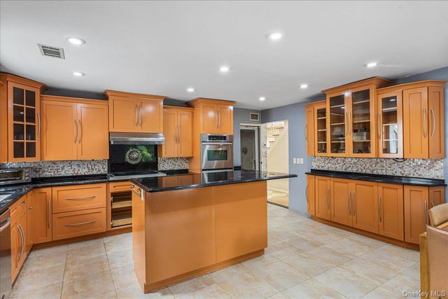 418 Old Courthouse Rd, Manhasset Hills, NY 11040