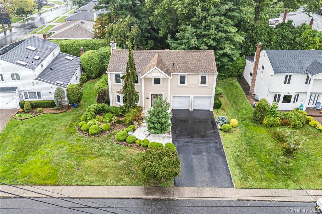 418 Old Courthouse Rd, Manhasset Hills, NY 11040