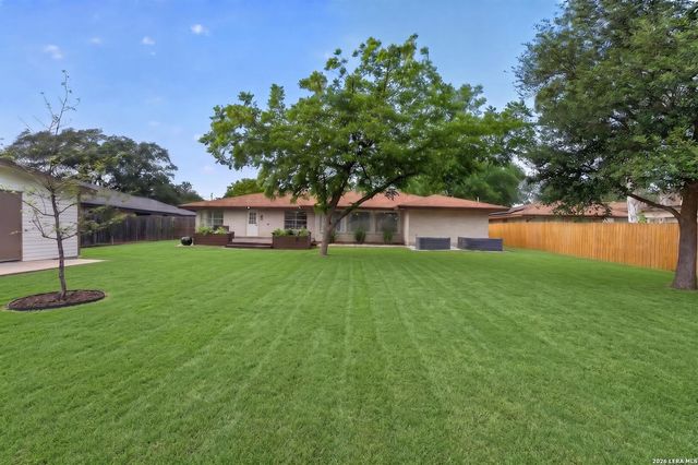 406 DALECREST DR, Windcrest, TX 78239