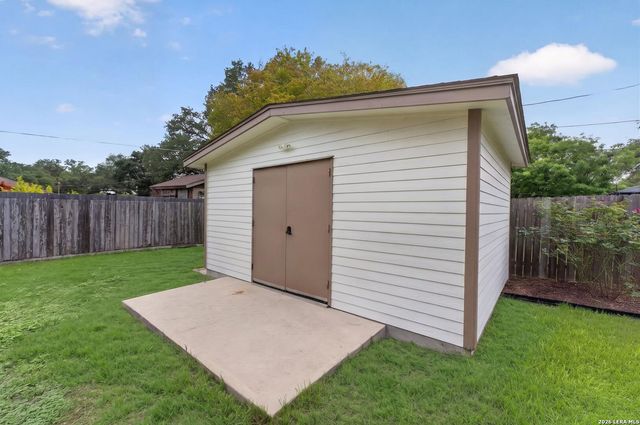 406 DALECREST DR, Windcrest, TX 78239