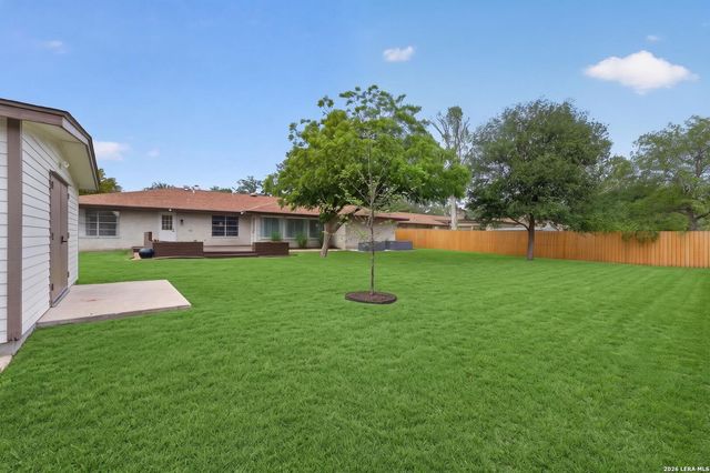 406 DALECREST DR, Windcrest, TX 78239