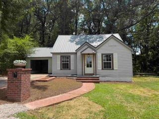 255 WOODLAWN PL, Selmer, TN 38375