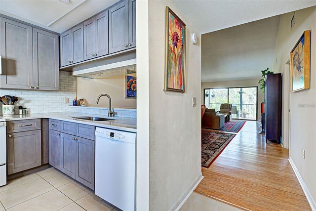 656 BIRD BAY CIRCLE 11, Venice, FL 34285