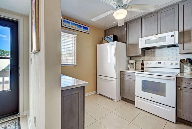 656 BIRD BAY CIRCLE 11, Venice, FL 34285