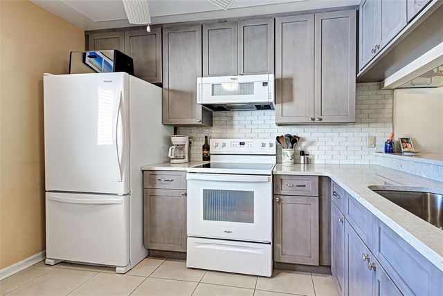 656 BIRD BAY CIRCLE 11, Venice, FL 34285