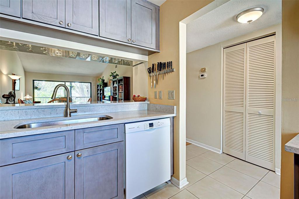 Image 11 of property listing at 656 BIRD BAY CIRCLE 11, Venice, FL 34285