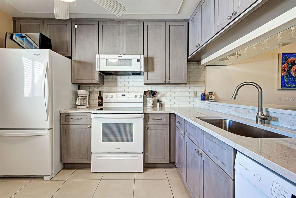 Image 8 of property listing at 656 BIRD BAY CIRCLE 11, Venice, FL 34285