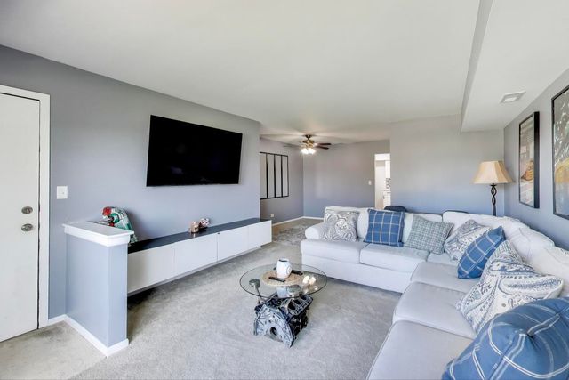 111 W Brandon Court E24, Palatine, IL 60067